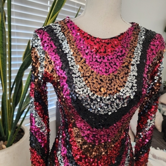 B. Darlin Long Sleeve Open Back Pattern Sequin Pull-On Dress. Size Small… - Picture 4 of 8